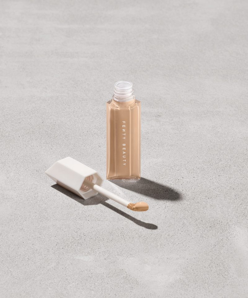 We're Even Hydrating Longwear Concealer — 220W